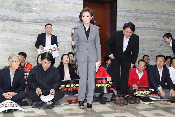 2019년 4월 자유한국당이 패스트트랙을 저지하기 위해 국회 회의장을 점거하는 과정에서물리적 충돌이 빚어졌다 나경원 원내대표가 빠루쇠지렛대를 들고 있다 사진연합뉴스

