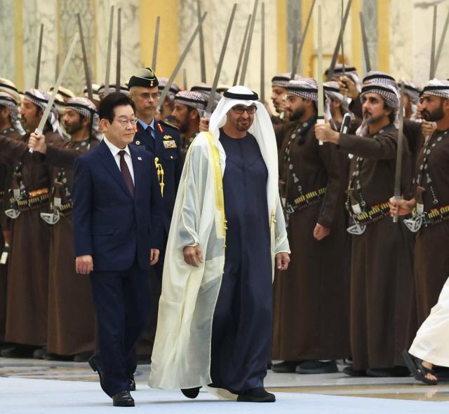 이재명 대통령이 18일현지시간 아랍에미리트UAE 아부다비 대통령궁에서 열린 국빈 방문 공식 환영식에서 모하메드 빈 자이드 알 나흐얀 UAE 대통령과 사열대로 이동하고 있다 사진연합뉴스