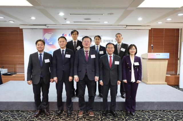 19일 서울 중구 프레스센터의 서울 외신기자클럽에서 열린 2025 한일경제포럼에서 내빈들이 기념사진을 촬영하고있다AJP 한준구