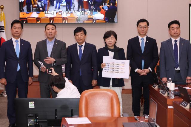 국회 법제사법위원회 김용민 의원 등 더불어민주당 소속 위원과 무소속 최혁진 위원이 11일 서울 여의도 국회에서 전체회의 정회 뒤 대장동 사건 항소 포기 관련 국민의힘의 주장을 반박하고 있다사진연합뉴스