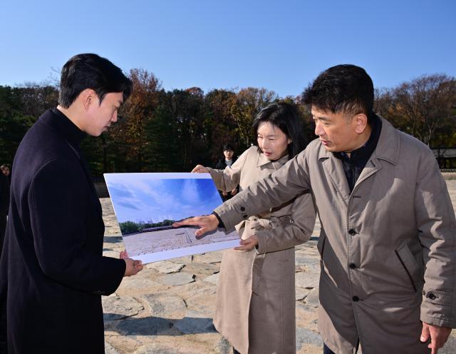 정전에서 바라 보이는 경관 뷰 확인하는 최호정 의장 사진서울시의회