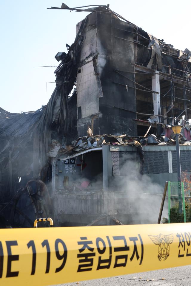 화재로 철근만 남은 이랜드패션 물류센터
천안연합뉴스 강수환 기자 19일 오전 충남 천안시 동남구 풍세면 풍세산업단지 내 이랜드패션 물류센터 화재로 인근 도로가 통제돼 있다 지난 15일 오전 6시 8분께 물류센터에서 불이 나 60시간 만인 17일 오후 6시 11분께 완전 진화됐다 20251119
swanynacokr2025-11-19 124811
저작권자 ⓒ ㈜연합뉴스 무단 전재 재배포 금지 AI 학습 및 활용 금지저작권자 ⓒ ㈜연합뉴스 무단 전재 재배포 금지 AI 학습 및 활용 금지