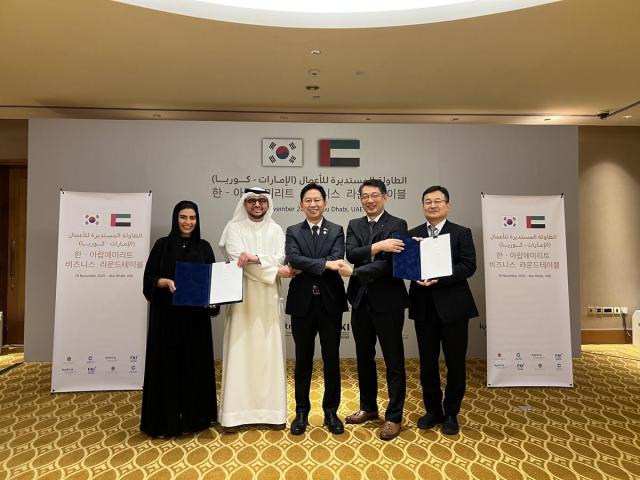19일 아랍에미리트UAE에서 열린 오토노머스A2Z와 SPACE42간 양해각서MOU 체결식에서 기업 관계자들이 배경훈 부총리 겸 과학기술정보통신부 장관가운데와 기념촬영을 하고 있다사진연합뉴스