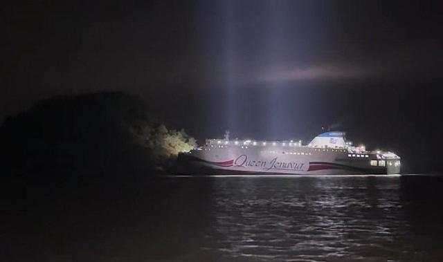 19일 오후 8시 17분께 전남 신안군 장산도 남방 족도에 여객선 퀸제누비아2호가 좌초돼 해경이 구조 작업을 벌이고 있다 사진목포해경
