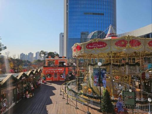 잠실에 초대형 트리 떴다...롯데백화점 800평 크리스마스마켓 20일 개장