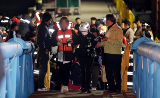 [속보] 해경 신안 해상 좌초 여객선 승객 전원 함정으로 구조 완료