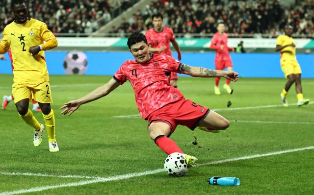 18일 서울 마포구 서울월드컵경기장에서 열린 남자축구 국가대표 A매치 평가전 대한민국과 가나의 경기 김민재가 공을 걷어내기 위해 끝까지 따라가 발을 뻗고 있다 사진연합뉴스