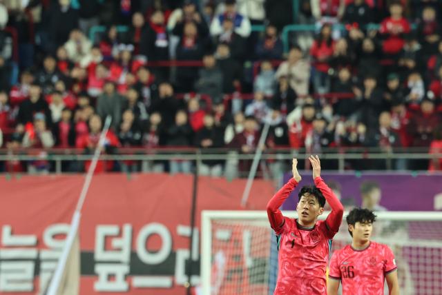 14일 대전월드컵경기장에서 열린 남자축구 국가대표 A매치 평가전 대한민국과 볼리비아의 경기 한국 손흥민이 후반전에 교체되고 있다 사진연합뉴스