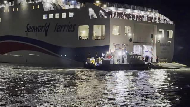 지난 19일 오후 8시 17분경 전남 신안군 장산도 남방 족도에 여객선 퀸제누비아2호가 좌초돼 해경이 구조 작업을 벌이고 있다 사진목포해경 제공 연합뉴스