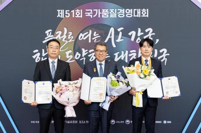 왼쪽부터 현대트랜시스 김상민 시트시트템품질실장 이향 품질본부장 박경철 생산3팀 반장 사진현대트랜시스