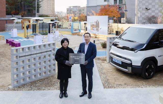 정원정 기아 국내사업본부장 부사장오른쪽과 허경아 꿈나무마을 파란꿈터 원장이 Move  Connect 행사 기념 촬영을 하는 모습 사진기아