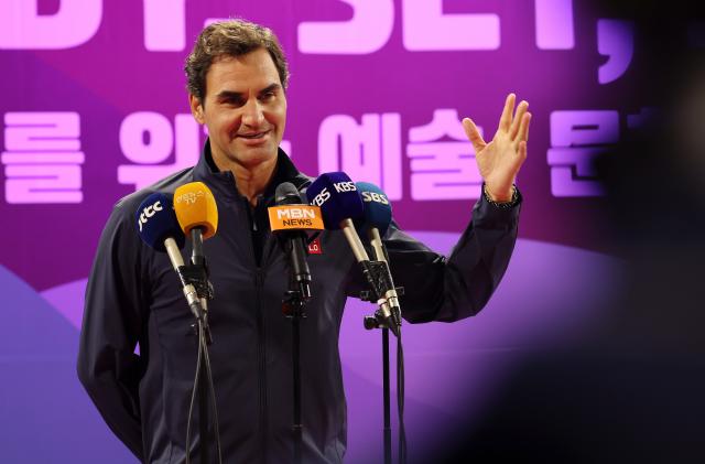 로저 페더러가 13일 서울 중구 신라호텔에서 열린 유니클로의 미래 세대 육성 캠페인 로저 페더러와 함께하는 세계 여행 행사에서 소감을 전하고 있다 사진연합뉴스