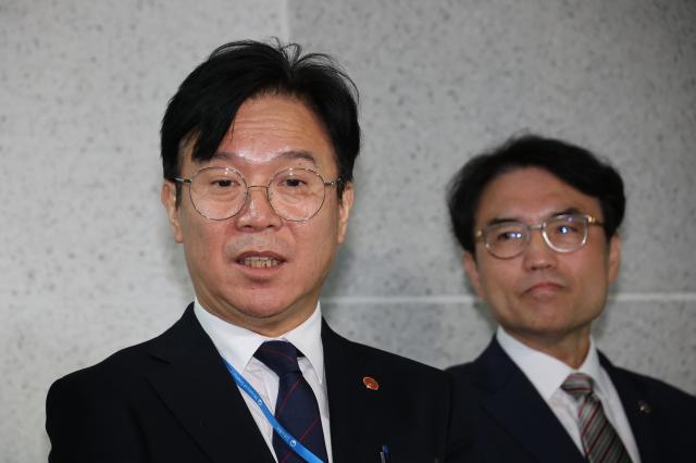 김영훈 고용노동부 장관이 지난 4일 서울 여의도 국회 의원회관에서 열린 당정 협의 후 회의실을 나서며 취재진 앞에서 발언하고 있다 사진연합뉴스