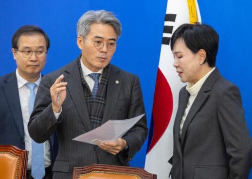 與 김기표 항명 검사장 고발, 내부서 치열한 논쟁···고발로 의견 모여