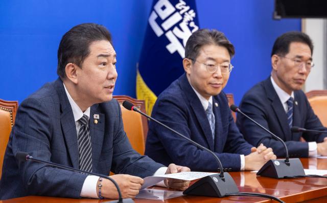 더불어민주당 김병기 원내대표와 원내지도부들이 20일 국회에서 열린 정책조정회의에서 발언하고 있다사진연합뉴스