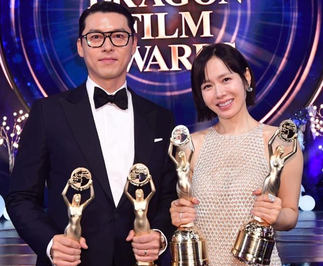 Cặp đôi Hyun Bi và Son Ye-jin tạo dáng chụp ảnh sau khi giành được hai giải thưởng tại Lễ trao giải Rồng Xanh vào ngày 19 tháng 11 năm 2025 bao gồm giải Nam diễn viên chính xuất sắc nhất và Nữ diễn viên chính xuất sắc nhất ẢnhBlue Dragon