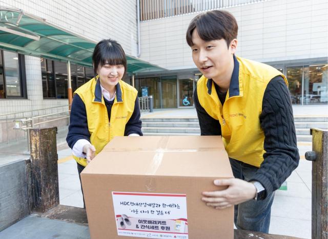 HDC그룹 직원들이 연말 나눔 활동 행사를 하고 있다 사진HDC현대산업개발