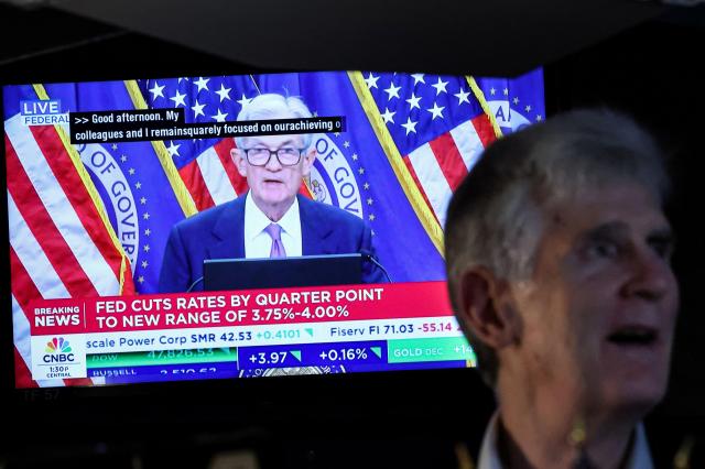 지난 10월29일 미국 연방준비제도Fed·연준의 금리 인하 발표 직후 열린 제롬 파월 연준 의장의 기자회견이 생중계 되는 모습 사진로이터연합뉴스