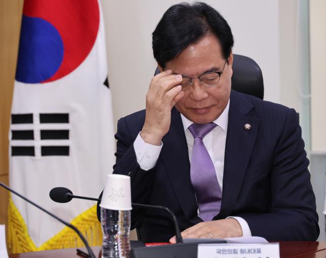 20일 서울 여의도 국회 의원회관에서 열린 이재명 정부 예산 포퓰리즘 이대로 괜찮은가 토론회에서 국민의힘 송언석 원내대표가 생각에 잠겨 있다 사진연합뉴스