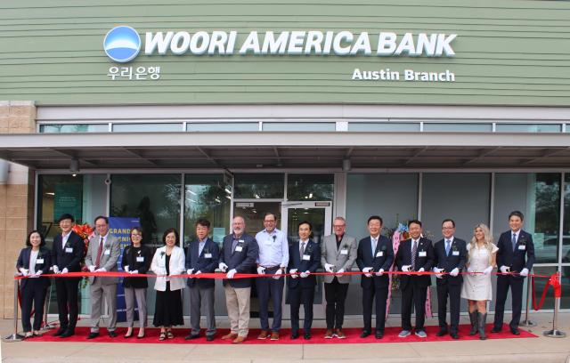 류형진 우리은행 글로벌그룹장왼쪽 아홉 번째 이태훈 우리아메리카은행 법인장왼쪽 열세 번째 마크듀발Mark Duval 오스틴 아시안상공회의소 CEO왼쪽 열 번째 에릭보이스Eric Boyce 시더파크 시의원왼쪽 일곱 번째 데이브 포터Dave Porter 윌리암슨카운티 경제개발청 이사왼쪽 여덟 번째 이옥희 오스틴 한인회장왼쪽 다섯 번째 지은현 코리아텍사스포럼 대표왼쪽 네 번째와 관계자들이 기념촬영을 하고 있는 모습 사진우리은행