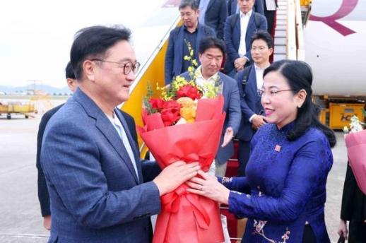 Chủ tịch Quốc hội Hàn Quốc đến Hà Nội…Bắt đầu thăm chính thức Việt Nam