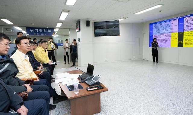 전재수 해양수산부 장관은 20일 목포 해양경찰서를 방문해 전날 발생한 퀸제누비아2호 사고 후속조치를 점검했다 사진해양수산부