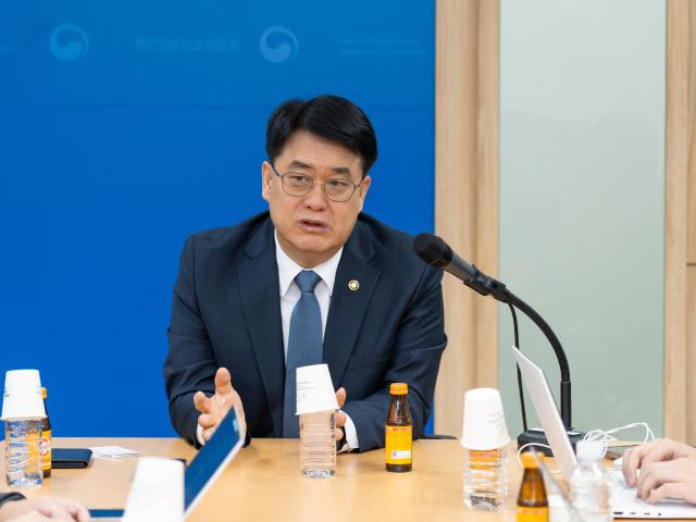 이정렬 개인정보보호위원회 부위원장이 11월 20일 오전 서울 종로구 정부서울청사에서 출입기자들과 티타임에서 인사말을 하고 있다사진개인정보보호위원회