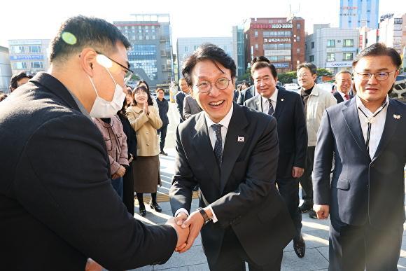 김민석 국무총리가 20일 오전 경주시청 방문에 앞서 직원들과 인사를 나누며 환하게 웃고 있다 사진경주시청
