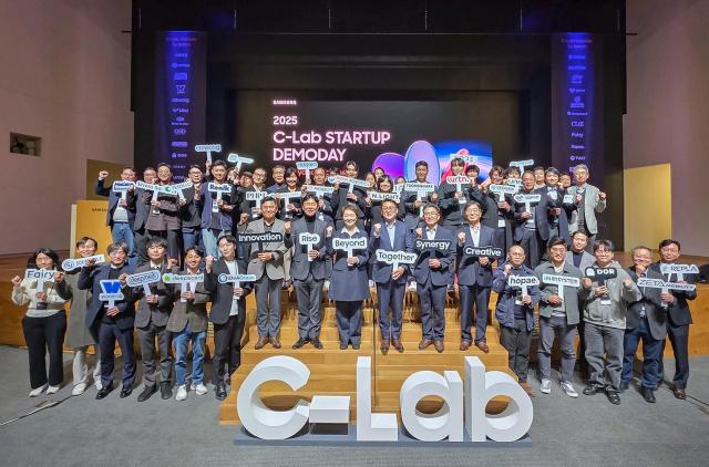 20일 삼성전자가 서울 서초구 삼성전자 서울RD캠퍼스에서 개최한 2025 C랩 스타트업 데모데이에서 7기 및 졸업사 스타트업 대표 등 참석자들이 기념촬영을 하고 있다 사진삼성전자