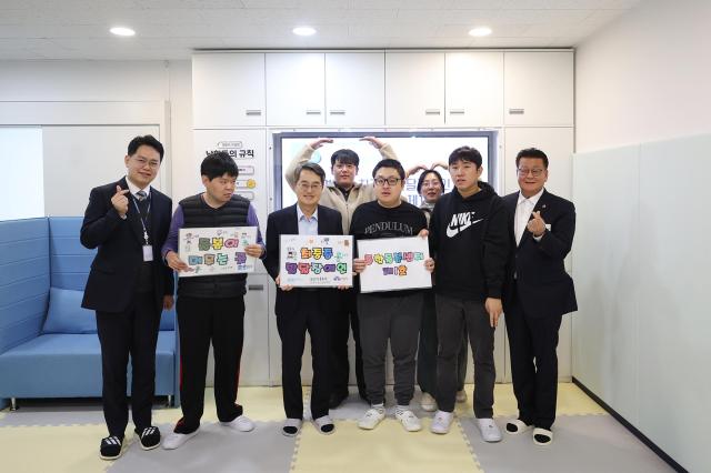 20일 오전 김동연 경기도지사가 파주 최중증 발달장애인통합돌봄센터 1호점을 방문해 최중증 발달장애인 낮 활동 참여 및 소통을 마치고 기념촬영을 하고있다 사진경기도