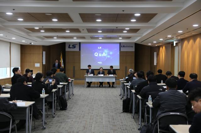 LS가 20일목 LS용산타워에서 에식스솔루션즈 기업공개IPO 추진 배경 및 사업 현황을 공유하고 주주들과 소통하기 위한 기업설명회를 개최했다 앞 좌측부터 주LS 전략금융부문장 박진호 상무 주LS CFO 이태호 상무 에식스솔루션즈 최창희 CEO 사진LS