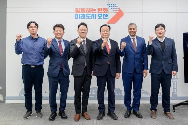 왼쪽 두 번째부터 오흥식 오산상공회의소 회장엘오티배큠 대표이사 박광선 어플라이드 머티어리얼즈 코리아 대표 이권재 오산시장 사티시 쿠푸라오 어플라이드 머티어리얼즈 반도체 운영 총괄 부사장 등이 오산시청에서 열린 간담회 직후 기념촬영을 하고 있다 사진오산시