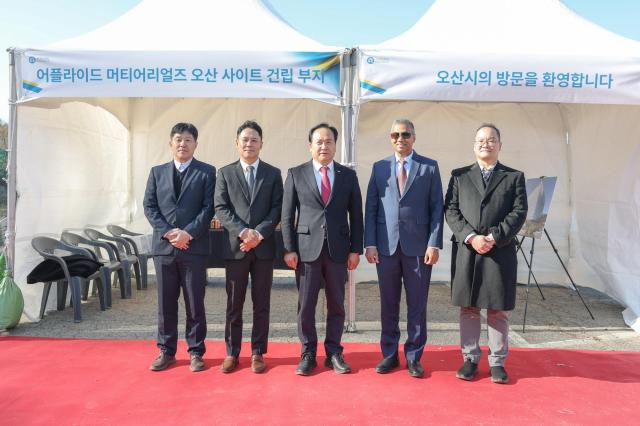 왼쪽 두 번째부터 박광선 어플라이드 머티어리얼즈 코리아 대표 이권재 오산시장 사티시 쿠푸라오 어플라이드 머티어리얼즈 반도체 운영 총괄 부사장 등이 어플라이드 컬래버레이션 센터 코리아 부지에서 현장점검 후 기념촬영을 하고 있다 사진오산시