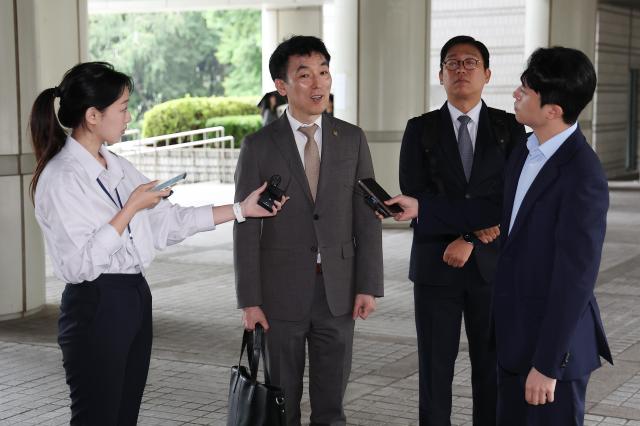 김용현 전 국방부장관에 대한 구속영장 심문이 진행된 25일 서초구 서울중앙지방법원에서 김 전 장관의 변호인인 이하상 변호사왼쪽 두번째가 취재진에게 입장을 밝히고 있다 사진연합뉴스