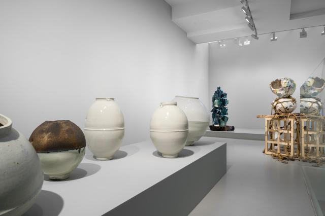 이헌정 김주리 김대운 단체전 《Irreverent Forms》 설치전경 글래드스톤 서울 2025

© Hun-Chung Lee Juree Kim Dan Kim

Courtesy of the artists and Gladstone

사진 전병철