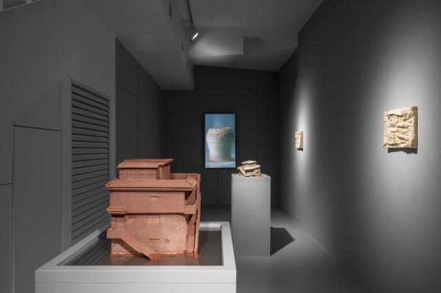 이헌정 김주리 김대운 단체전 《Irreverent Forms》 설치전경 글래드스톤 서울 2025

© Hun-Chung Lee Juree Kim Dan Kim

Courtesy of the artists and Gladstone

사진 전병철