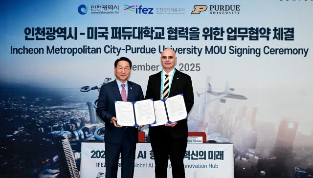 유정복 인천광역시장이 20일 송도컨벤시아에서 열린 인천광역시-미국 퍼듀대학교 협력을 위한 업무협약 체결식에서 디미트리오스 페룰리스 퍼듀대학교 부총장과 협약을 체결한 뒤 기념촬영을 하고 있다 사진인천시