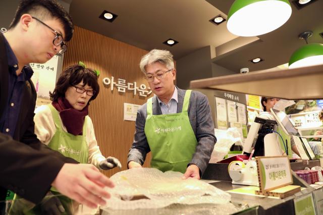 장세욱 동국제강그룹 부회장이 아름다운가게 안국점에서 일일점원으로 활동하는 모습이다 사진동국홀딩스