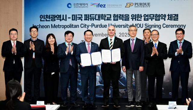 유정복 인천광역시장이 20일 송도컨벤시아에서 열린 인천광역시-미국 퍼듀대학교 협력을 위한 업무협약 체결식에서 디미트리오스 페룰리스 퍼듀대학교 부총장과 협약을 체결한 뒤 기념촬영을 하고 있다 사진인천시