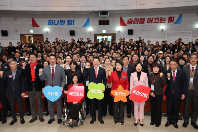 장동혁 국민의힘 대표가 20일 서울 강남구 SETEC컨벤션센터에서 열린 2025 전국 당협 사무국장 직무연수 및 성과공유회에서 구호를 외치고 있다사진연합뉴스