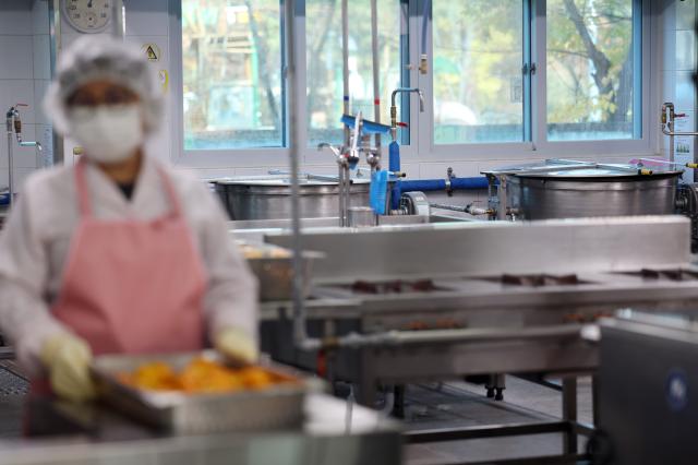 전국학교비정규직노조 총파업으로 급식이 중단된 20일 충북 청주시 한 초등학교에서 간편식 배식이 이뤄지고 있다 20251120 사진연합뉴스
   