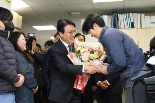 김민석 국무총리, 경주시청 방문…APEC 성공 주역들에 감사 직원 격려