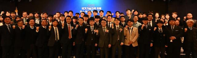 2025년 국가기술자격취득 우수학교 학생 시상식 수상자 및 참석자 모습 사진한국산업인력공단