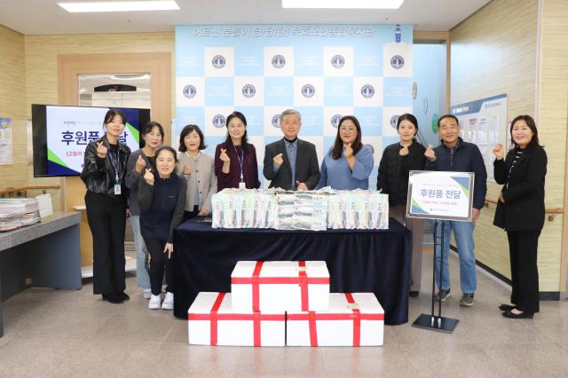 묵호노인종합복지관이 우양재단의 ‘저소득 어르신 단백질 지원사업’ 공모에 선정되어 고등어 식품 총 5박스110팩를 지원받고 있다 사진묵호노인종합복지관