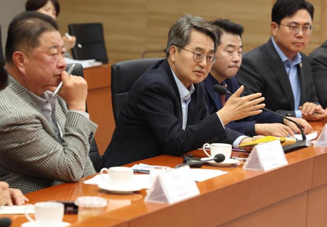 20일 오후 김동연 경기도지사가 파주 LG디스플레이주 국내복귀 투자현장을 방문해 김경일 파주시장 정철동 LG디스플레이 대표이사 박정 국회의원 및 관계자들과 간담회를 하고 있다 사진경기도