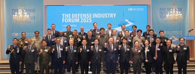 20일 오후 서울 여의도 CCMM빌딩에서 열린 2025 국방방산포럼에서 내빈들이 기념촬영을 하고 있다 사진유대길 기자 dbeorlf123ajunewscom