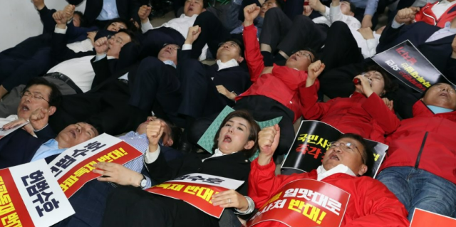 2019년 4월 30일 새벽 선거제도 개혁안이 패스트트랙 안건으로 지정된 후 자유한국당 나경원 원내대표와 의원들이 정치개혁특위 회의장 밖에서 독재타도를 외치고 있다 사진연합뉴스