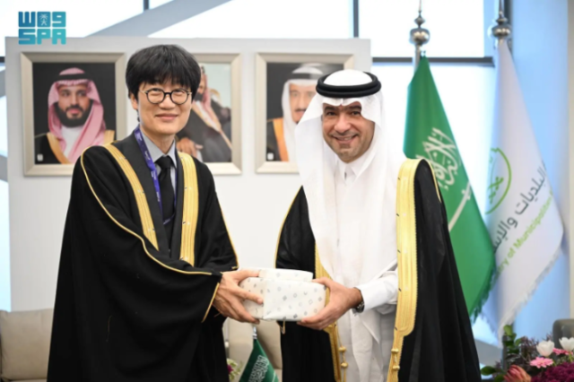 지난 18일 왼쪽부터 이해진 네이버 의장과 마지드 알 호가일 사우디 자치행정주택부MOMRAH 장관이 사우디 리야드에서 열린 ‘시티스케이프 글로벌 엑스포2025’ 현장에서 만나 선물을 교환하고 있다 사진SPA
