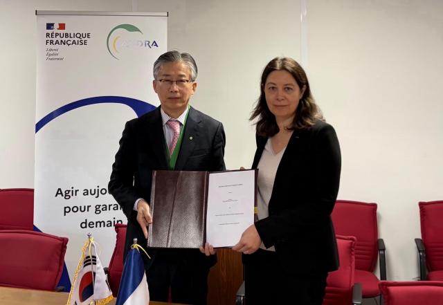 프랑스 ANDRA와의 업무 협약식에서 조성돈 한국원자력환경공단 이사장왼쪽과 리디아 에브라르 ANDRA 기관장이 기념 촬영을 하고 있다 사진한국원자력환경공단