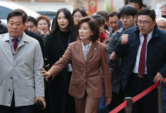 국민의힘 나경원 의원이 20일 국회 패스트트랙 충돌 1심 선고 공판 참석을 위해 서울 양천구 서울남부지방법원에 들어서고 있다사진연합뉴스